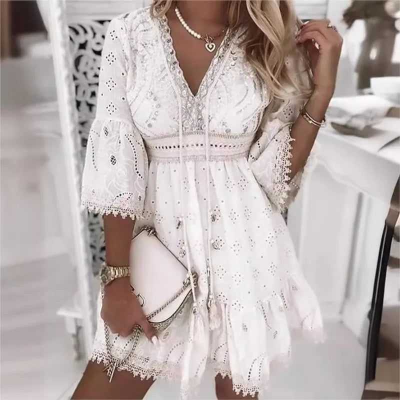 Vestido de Renda Elegante com Decote em V e Mangas Flare.