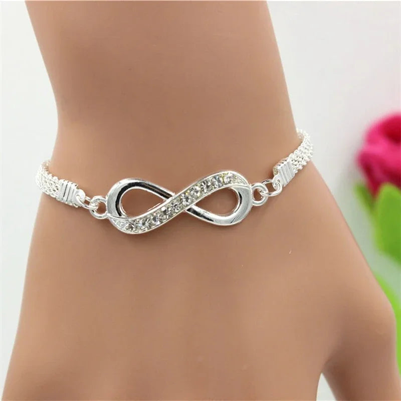 Pulseira Infinita de Strass em Metal.